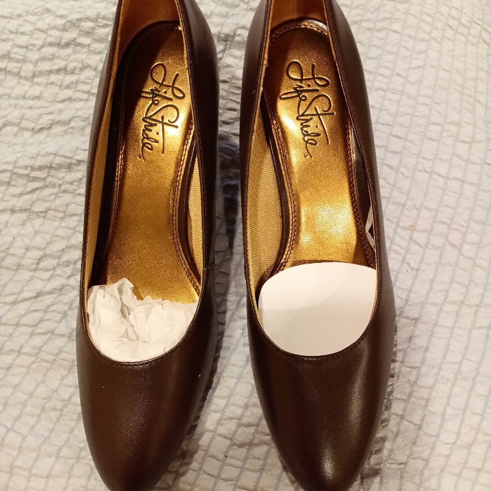 24-1) Life Stride women's pumps. NWOT
